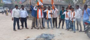 RSD_-BJP-leader-effigy-burnt-by-TRS-candidate